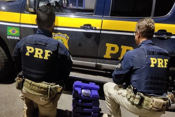 PRF para carro após tentativa de fuga na BR 365 e prende homens com 20 barras de maconha