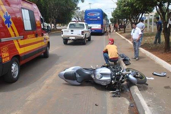 Motociclista fratura tornozelo e joelho em acidente com ônibus na avenida JK