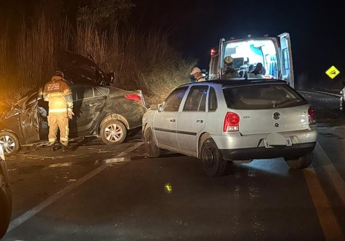 Dois jovens morrem em batida frontal de veículos de passeio na BR 352, em Patos de Minas