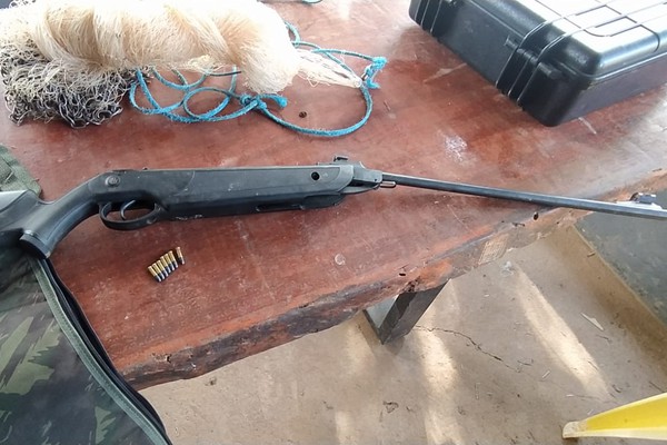 Polícia faz fiscalização contra pesca predatória no Rio Abaeté e prende homem com arma e tarrafa