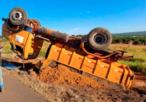 Caminhoneiro faz manobra para evitar batida frontal, perde controle e tomba caminhão na BR352