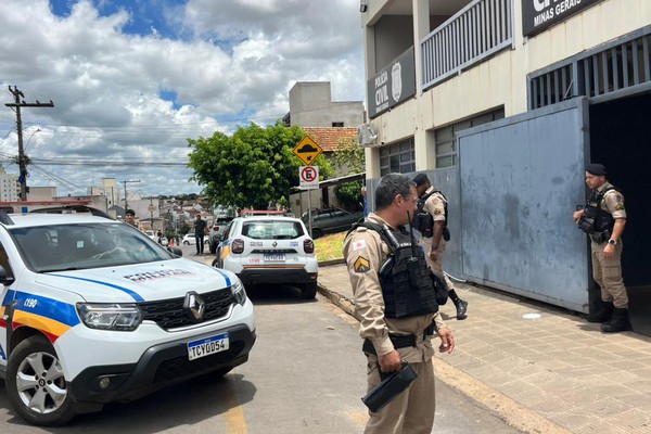 Motorista que fechou entregador, morto em acidente na avenida JK, é preso em Patos de Minas