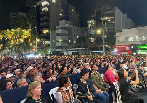 Paula Fernandes apresenta "Jeito de mato" e forma um grande coral na Fenapraça; veja ao vivo
