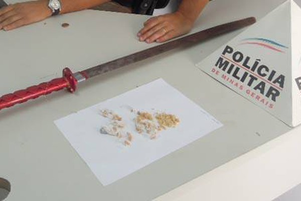 PM apreende dezenas de pedras de crack e até espada com jovem de 19 anos