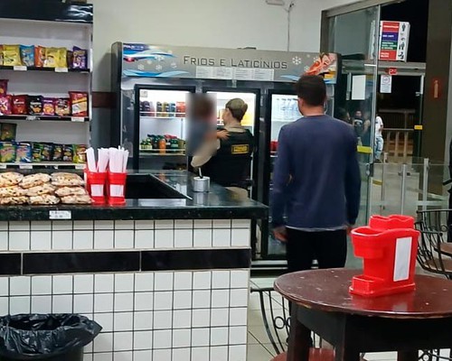Passageira com criança de colo bebe demais e acaba presa por abandono de incapaz