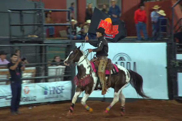 Mauro Rodrigues de Mato Grosso do Sul vence Rodeio em Cavalos na Fenamilho 2025; veja ao vivo