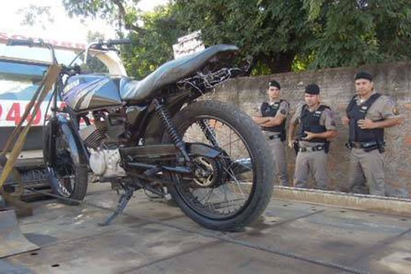 PM apreende motocicleta e adolescente de 16 anos após disparos na Brito Moreira