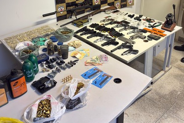 Polícia Militar encontra verdadeiro arsenal na cidade de Patrocínio; dois suspeitos foram presos