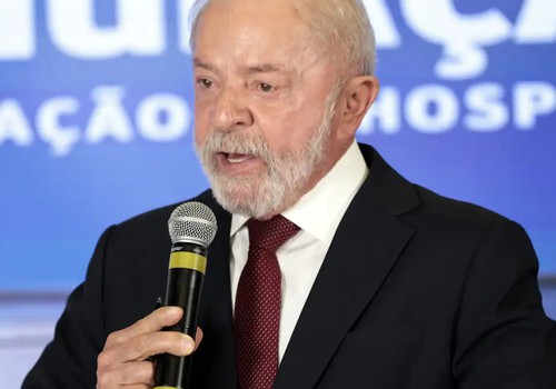 Lula inicia radioterapia após retirada de lesão no couro cabeludo