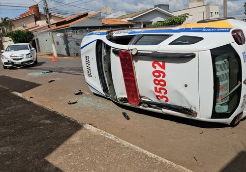 Viatura da Polícia Militar capota e para tombada após ser atingida por veículo que avançou parada