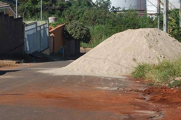 Mau uso de espaços públicos traz transtornos à população que cobra providências