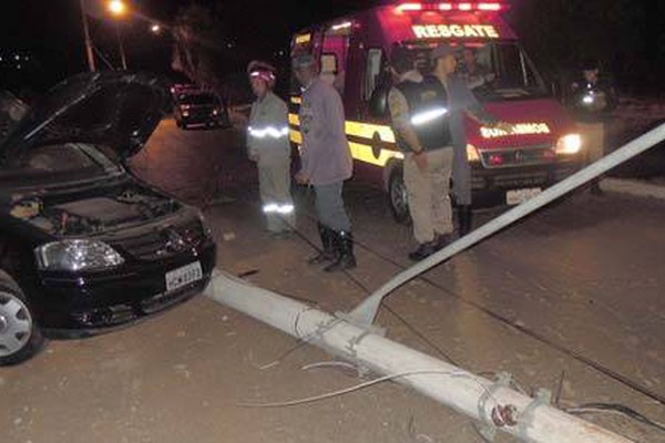 Motorista fica ferido ao perder o controle da direção e bater em poste na Fátima Porto
