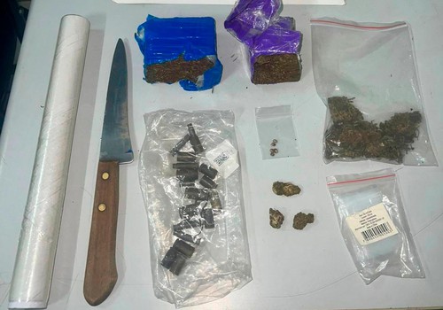 Em prisão domiciliar e com tornozeleira eletrônica, jovem é preso por venda de drogas