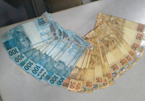 Policiais encontram droga e R$1550,00 e homem acaba preso por ordem judicial e em flagrante delito