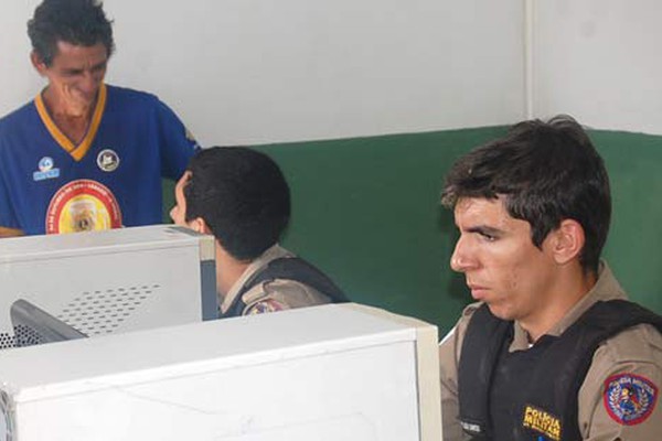 Homem confessa ter furtado deficiente visual ao ser flagrado retirando dinheiro de buraco de muro