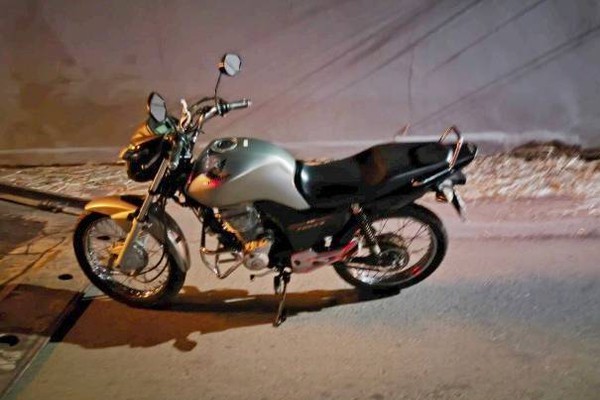 Jovem pinta caracteres de placa de motocicleta recém adquirida e acaba preso na MGC-354, em Patos de Minas