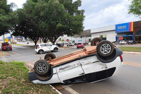 Carro vai parar com as rodas para o alto após ser atingido por caminhão na Av. JK