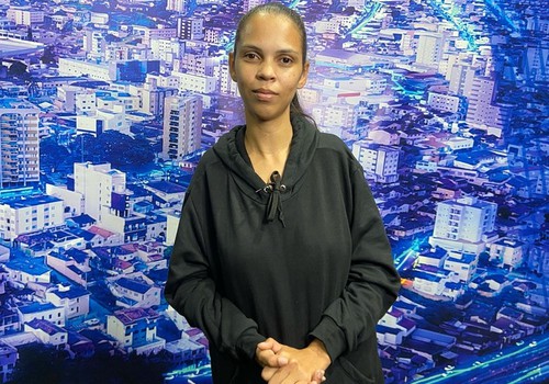 Mãe diagnosticada com câncer enfrenta dificuldades em busca de tratamento da filha com lúpus