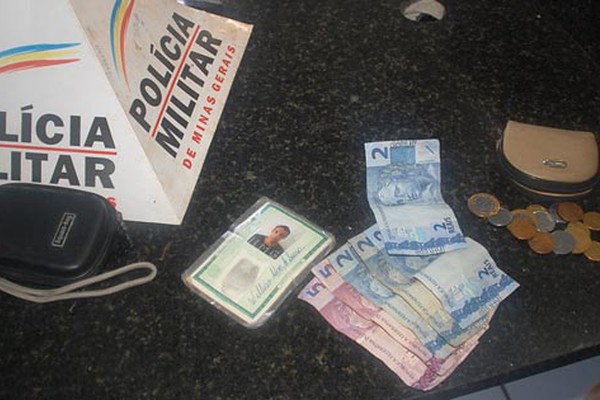 Jovem com diversas passagens é flagrado em cima de muro de residência e acaba preso pela PM