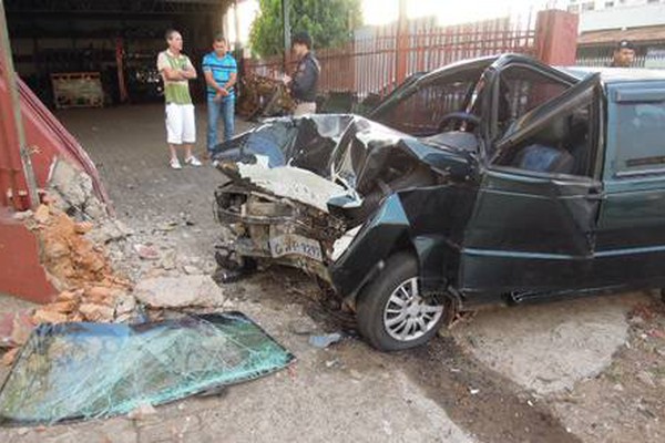 Jovem perde o controle da direção e fica ferida ao invadir loja no centro da cidade