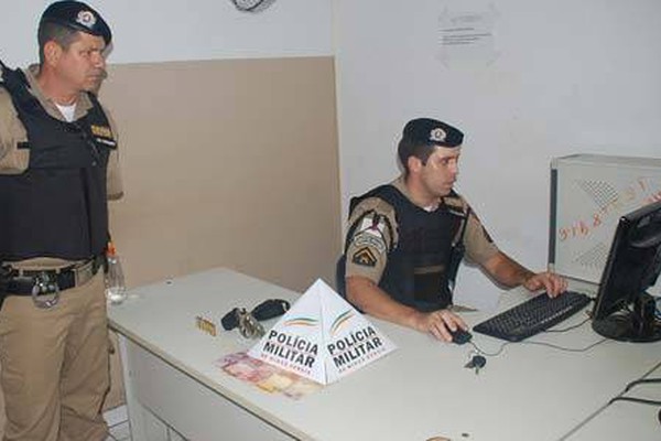 PM apreende um adolescente com arma e droga e outro com moto furtada
