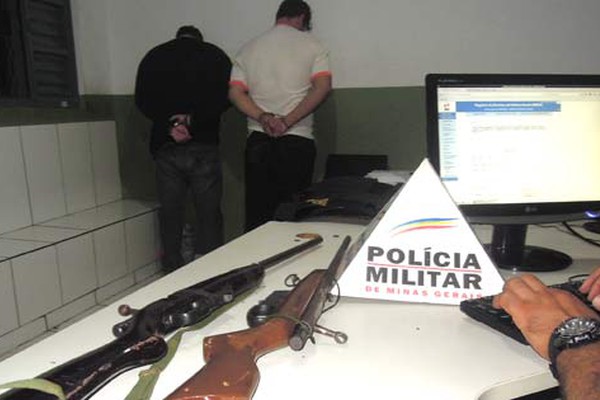 Irmãos empreendem fuga alucinada pela cidade, mas são presos de madrugada com dois rifles