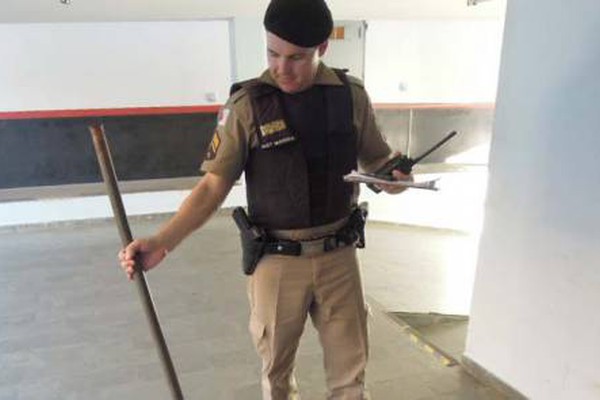 Aposentado se arma com barra de ferro e destrói a casa que alega ser boca de fumo