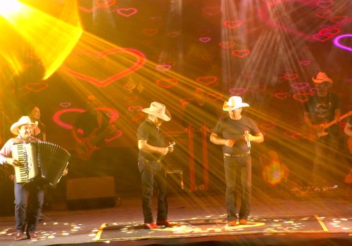 Gino e Geno cantam um dos maiores sucessos da dupla "Ela chorou de amor"; veja ao vivo