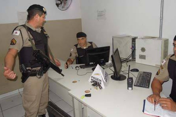 Menores são apreendidos com revólver após disparos contra desafeto