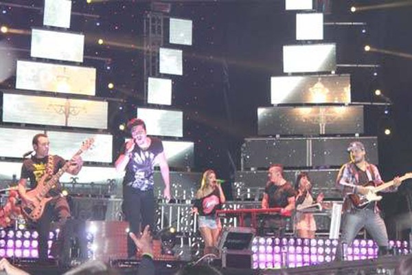 Chitãozinho e Xororó, Luan Santana e Jammil atraem uma multidão e fazem bonito