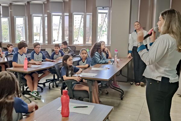 Sicoob Credicopa recebe alunos e lança 11º Concurso Cultural da cooperativa em Patos de Minas