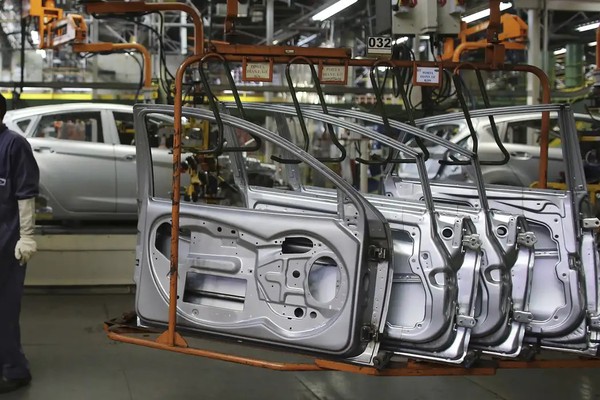 Indústria nacional varia 0,1% em março e acumula alta de 3,1% em 2026