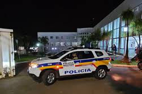 Homem é preso após agredir esposa na frente dos filhos durante volta de festa de aniversário em Patos de Minas