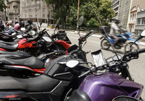 Trabalhador por aplicativo ganha mais, porém tem jornadas mais longas
