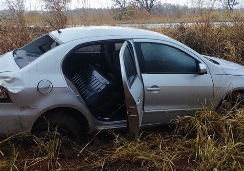 Motorista perde o controle e carro vai parar fora da pista na MGC 354, em Lagamar