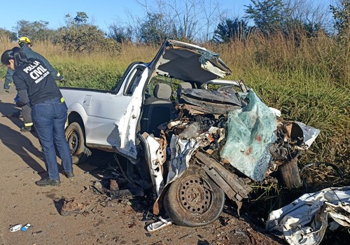 Tragédia: caminhonete e pick UP batem de frente e casal morre na hora na BR 365