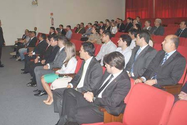 Seminário com delegado geral da PC reúne autoridades em segurança pública na cidade