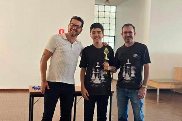 Adolescente autista de São Gotardo vence torneio de xadrez em Patos de Minas