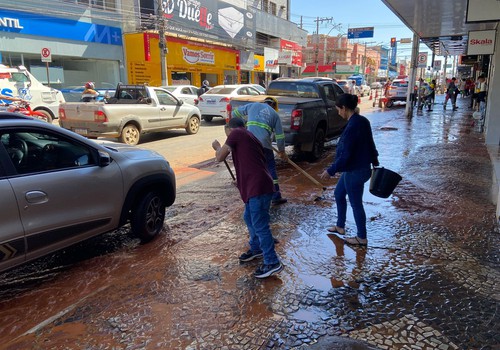Centro de Patos de Minas é tomado por água e barro e lojistas se irritam com obra da Copasa