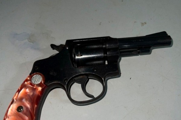 Homem é preso após série de ocorrências violentas e localização de arma de fogo em Patos de Minas