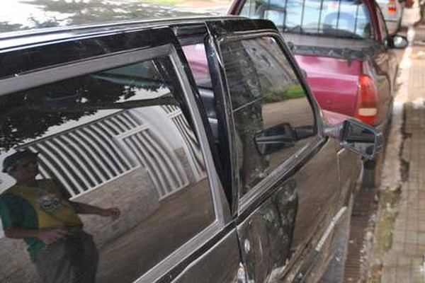 Sem medo, ladrões arrombam carro, furtam som e ameaçam em plena luz do dia