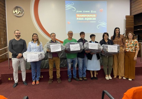 FEPAM e UNIPAM transformam antigos uniformes em cobertores e doam para entidades de Patos de Minas