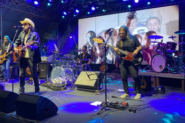 O Gabba canta o hit “Coração de Silicone” na Fenapraça e levanta o público; veja ao vivo