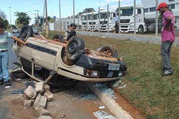 Veículo para com as 4 rodas para o ar na JK após ser fechado por cavalo mecânico