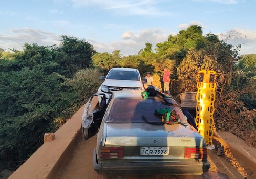 Batida frontal em ponte estreita na LMG 747 deixa 4 pessoas feridas