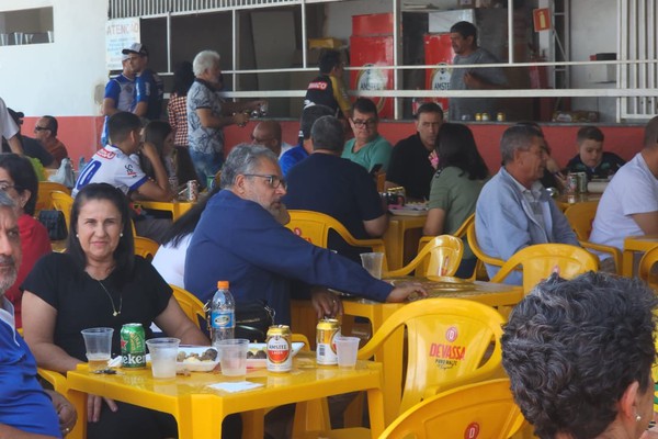 URT comemora aniversário de 84 anos com churrasco para os torcedores no Estádio Zama Maciel