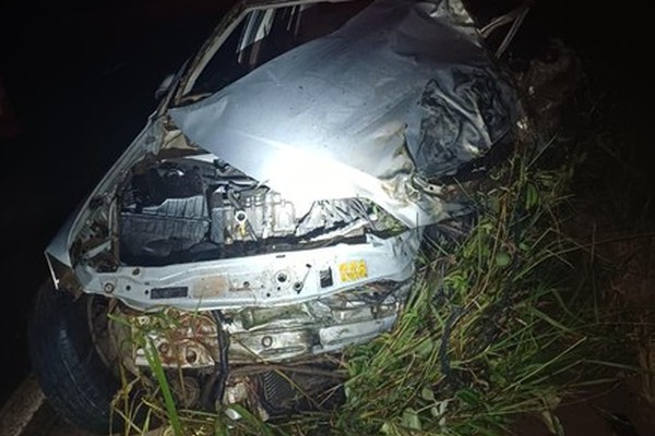 Homem morre e mulher fica ferida em acidente envolvendo dois caminhões e um carro na BR365