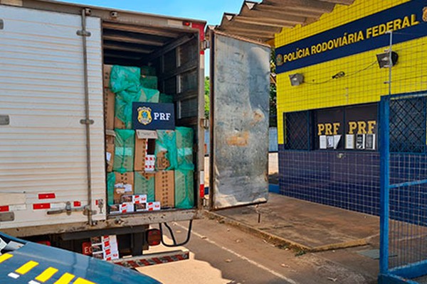 PRF apreende mais de 300 mil cigarros e procura por motorista que fugiu em Patos de Minas