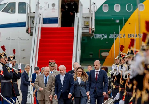 Lula chega a Paris para visita de Estado e encontro com empresários