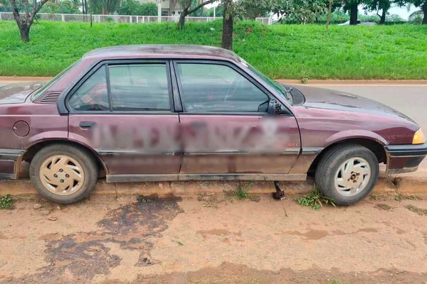 Motorista acaba preso ao ser encontrado desacordado dentro de carro na ciclovia da JK